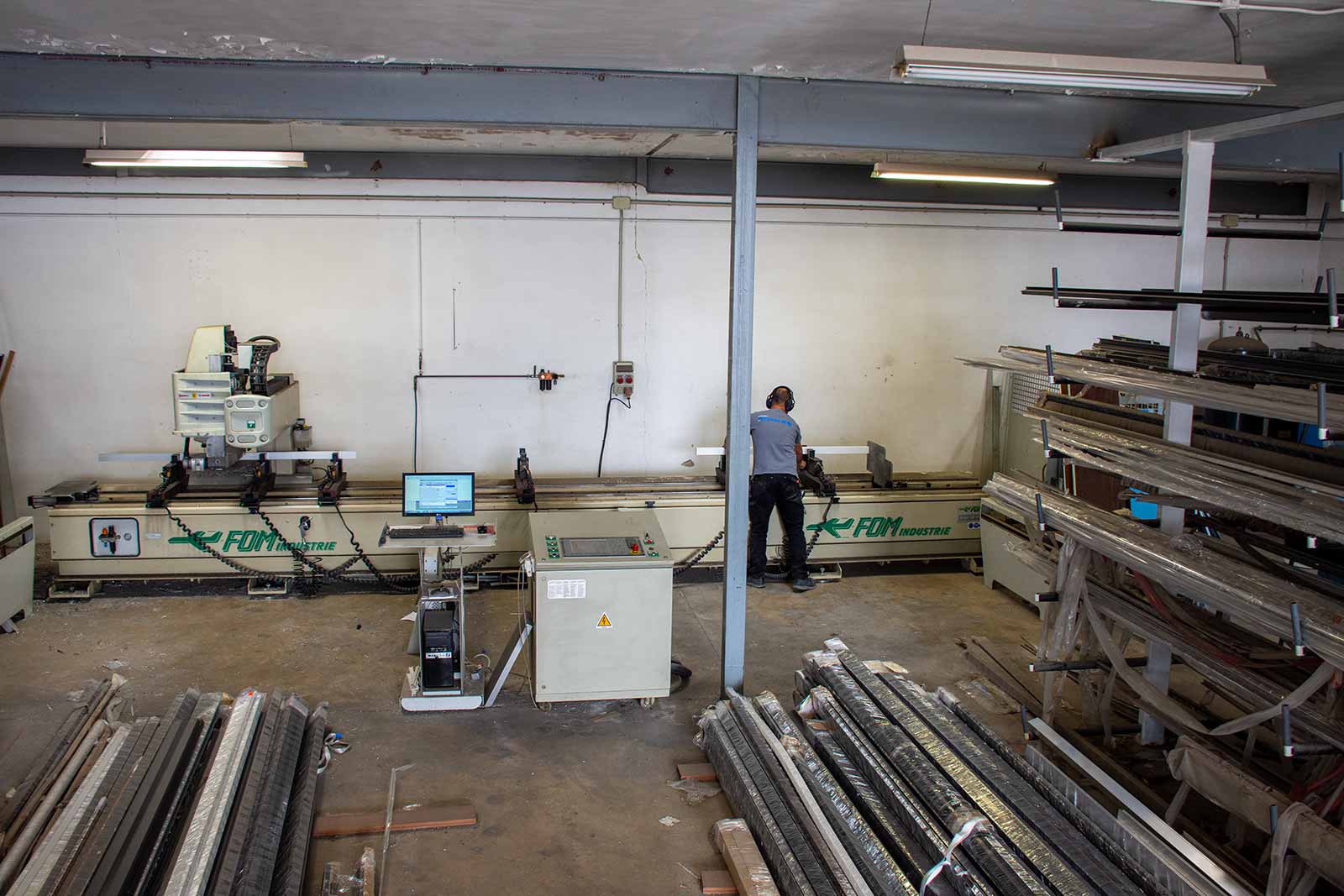 Centro de mecanizado para la fabricación propia de ventanas y puertas de aluminio.